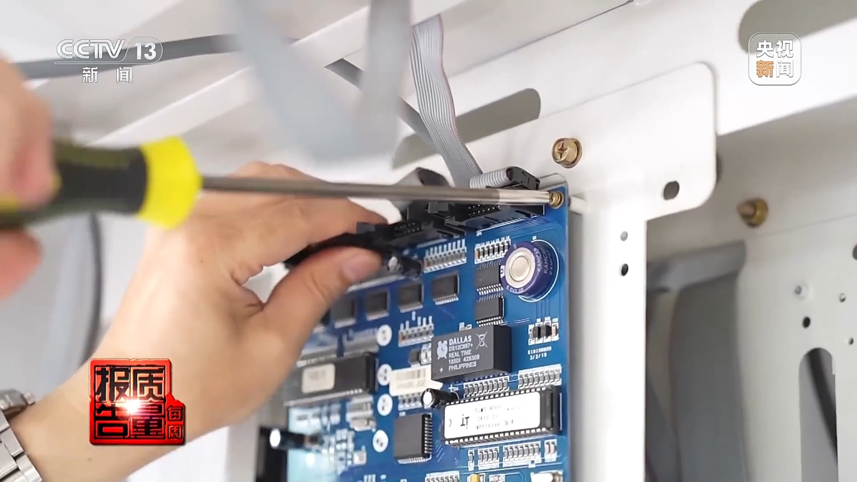 视频丨"偷油"又"偷税"?揭秘加油站里的"猫腻"