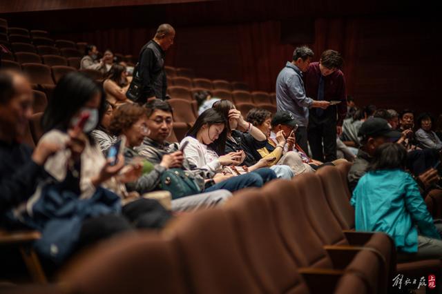 首先是座无虚席,3年不见,我们再一次感受到了上海观众对这部作品的