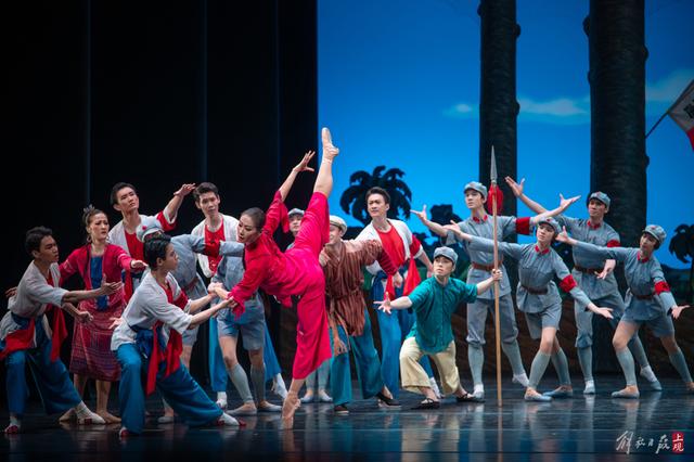 随团进驻剧院的中央芭蕾舞团党委书记杨雄每晚坐在观众席,完整观看