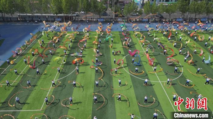 5月18日,衡水市第四中学操场,空竹达人共舞"空竹龙".