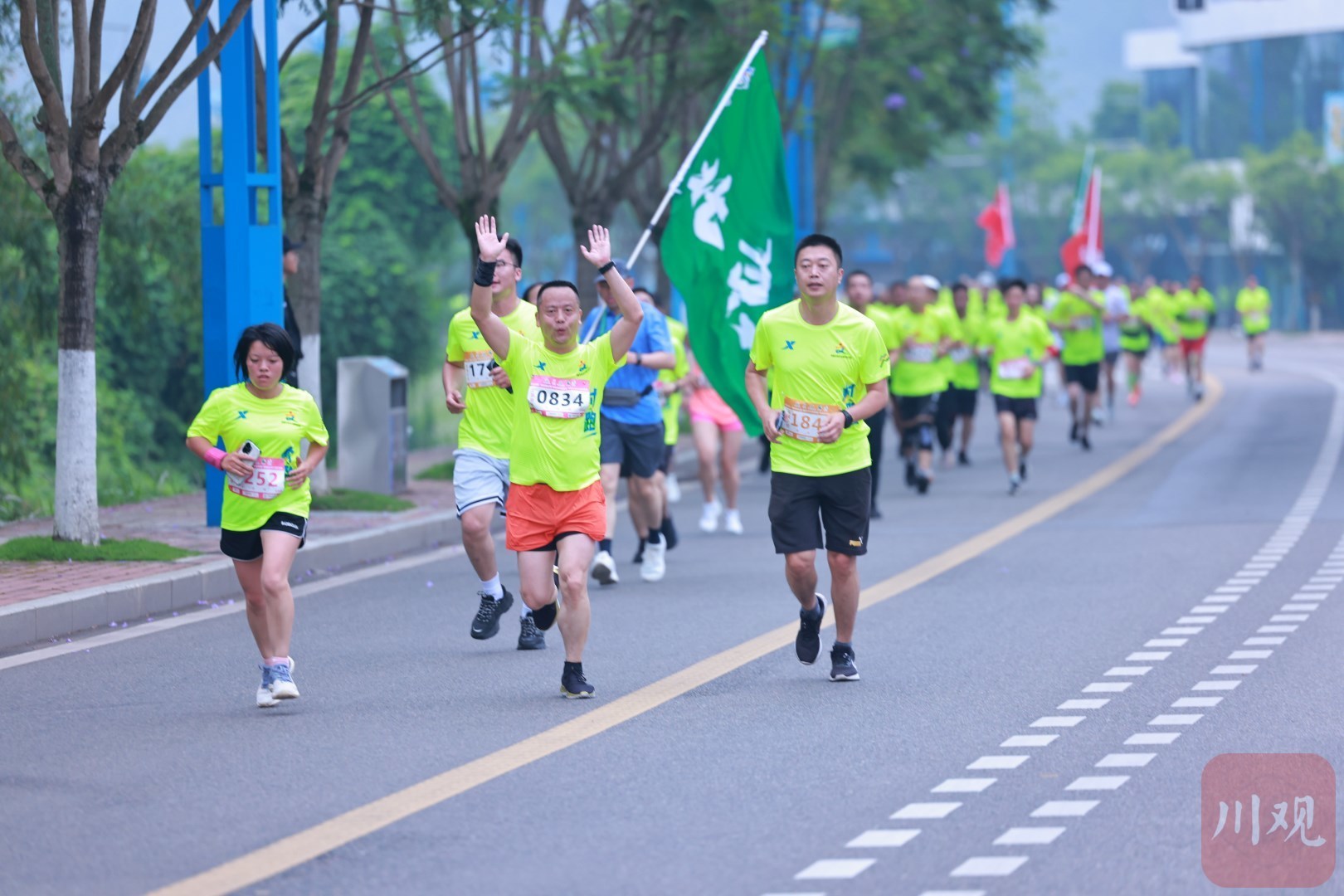 全国"村跑"在宜宾南溪长江第一湾鸣枪开跑  两箩筐奖品选手直呼拿不动