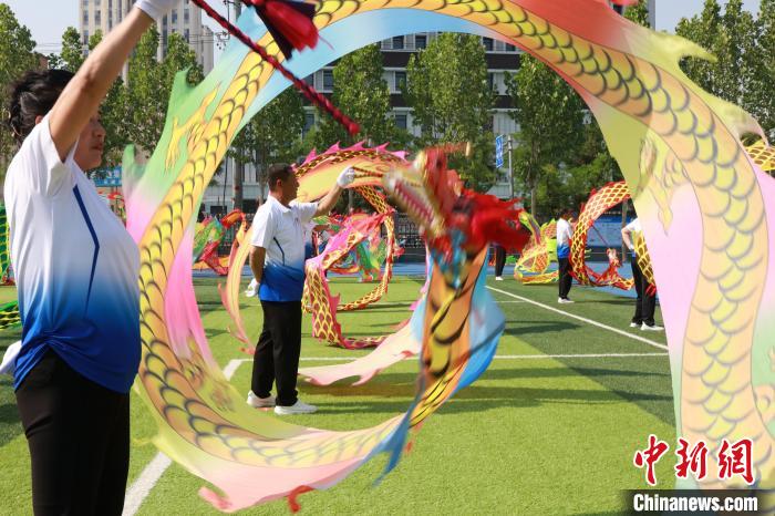 尚长治摄5月18日,衡水市第四中学操场,大连空竹达人正在进行双人双竹