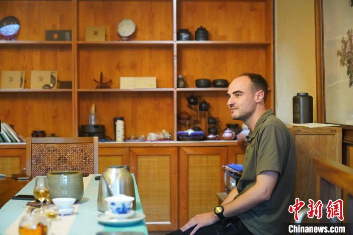 图为2023年9月19日，威廉在云南普洱景迈山的茶室中。中新社记者 刘冉阳 摄