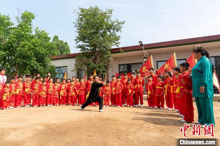 5月18日，边家务村青少年少林武术培训基地，彭占山示范弓步练习要领。司秀花 摄