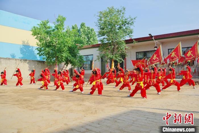 5月18日，边家务村青少年少林武术培训基地，孩子们练习棍术。司秀花 摄