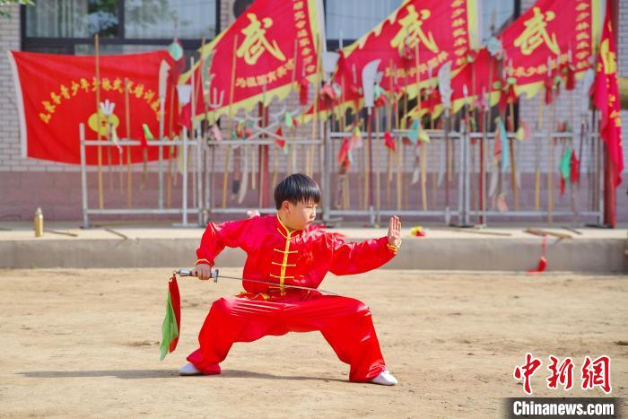 5月18日,边家务村青少年少林武术培训基地,孩子练习单刀.
