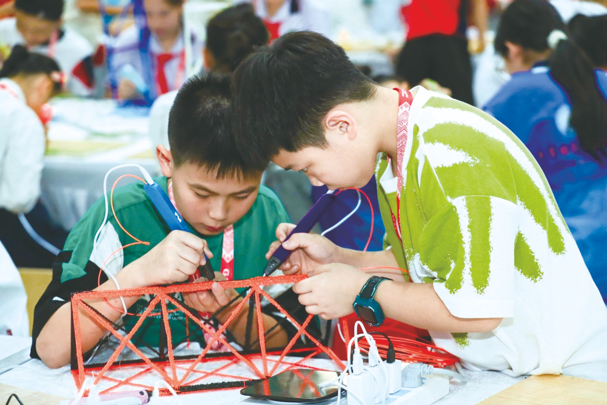 小选手在3d打印笔工程挑战赛中,团结协作完成竞技比赛小选手在竞技
