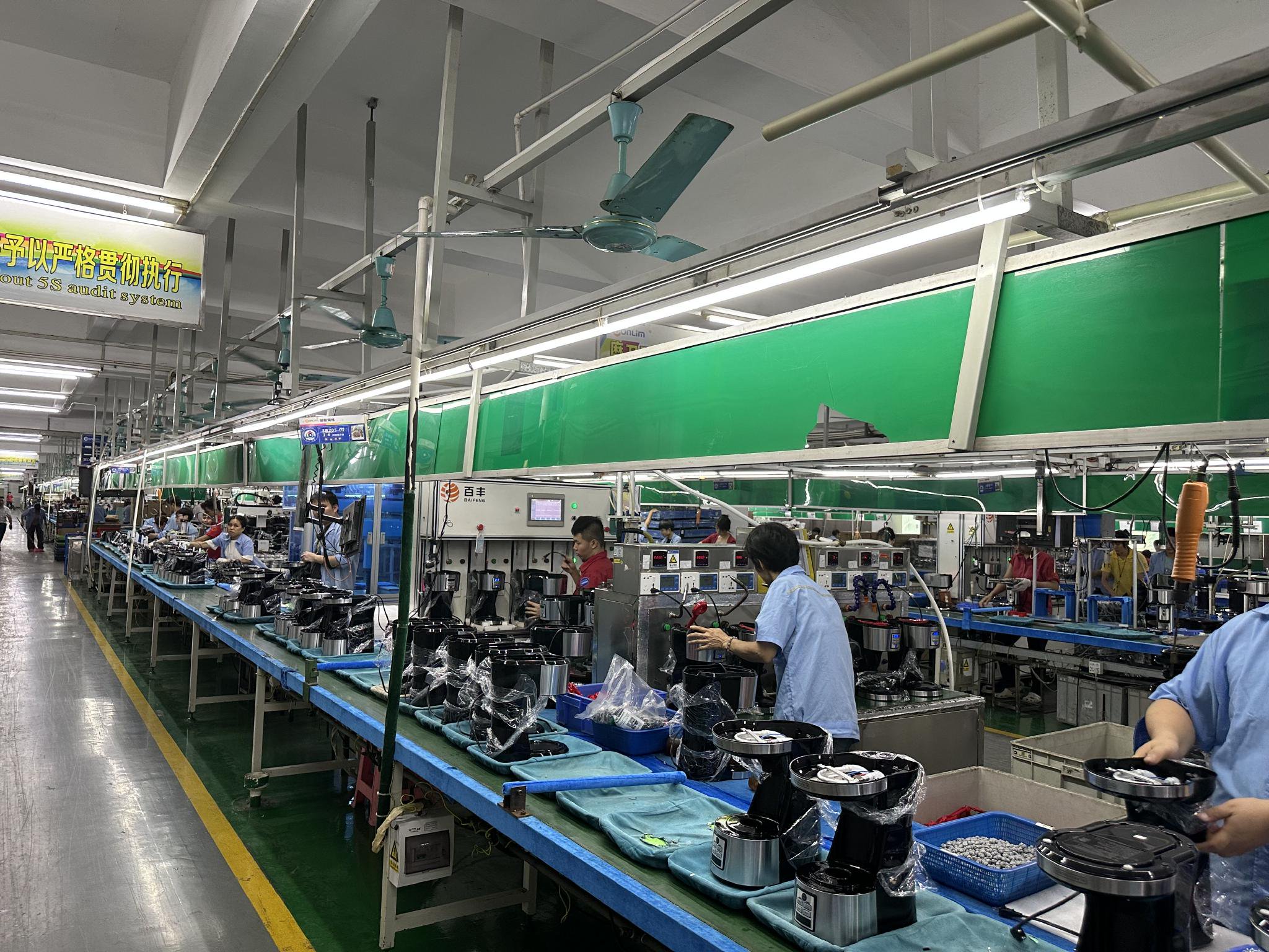 图为广东新宝电器股份有限公司的生产车间.新华社记者刘宏宇摄