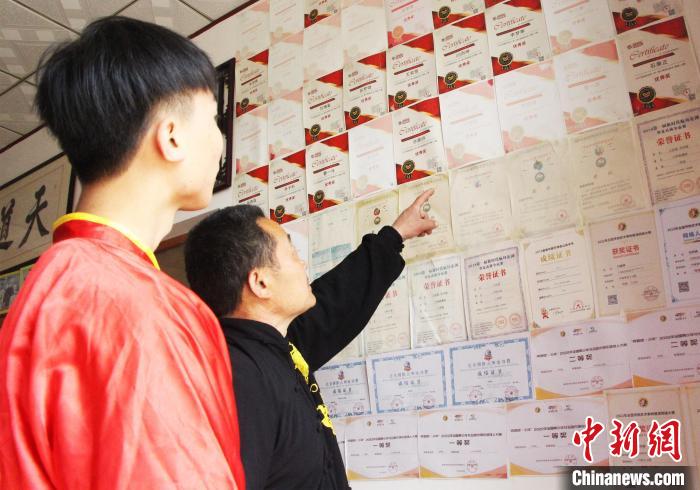 3月24日，彭占山介绍多年来众多学徒在全国和国际武术赛事上取得的优异成绩。杨瀰 摄
