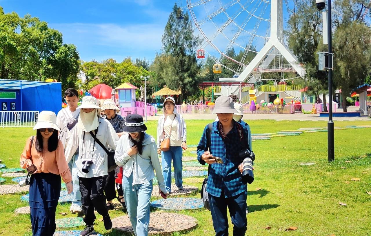 5月16日,玉环市楚门镇乡村艺校手机摄影培训班的学员们,齐聚玉环漩门
