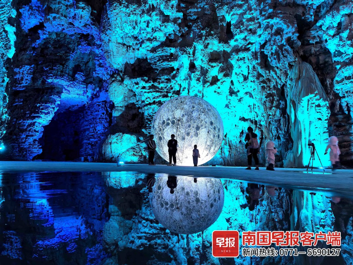 小刘和同学在贺州紫云仙境溶洞元宇宙体验了一场光,美,感,探,幻的"