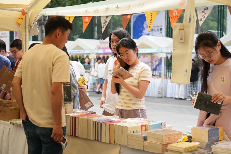 5月19日，“2024中关村毕业季”系列活动旧书市集走进北京外国语大学。海淀区供图