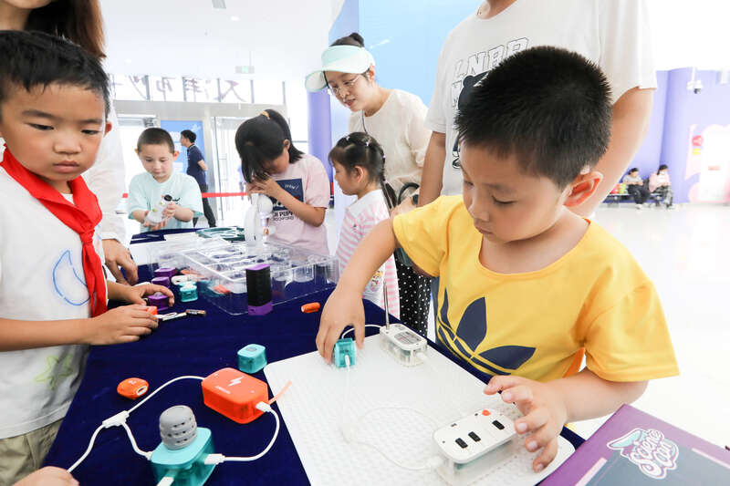 京津冀少年儿童体验机器人编程。受访者供图