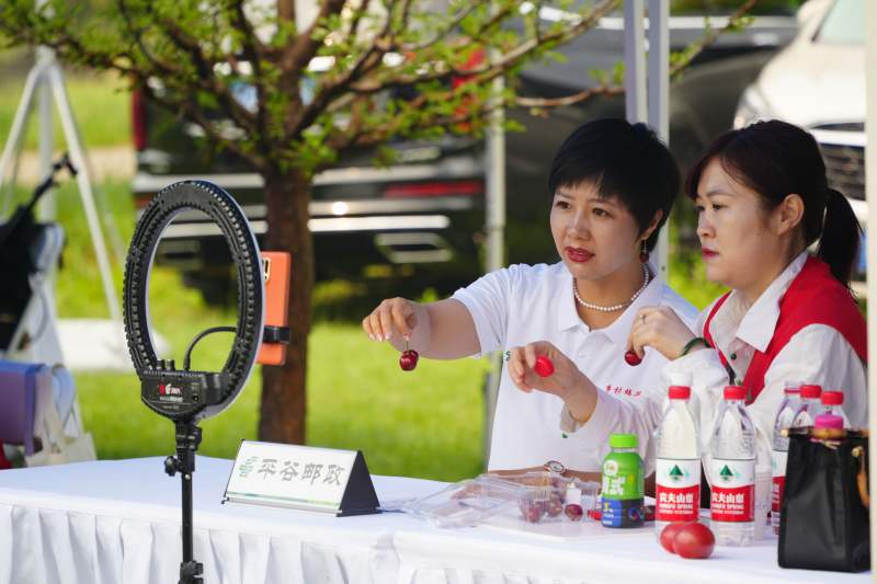 西集镇打通线上线下全渠道销售,助力果品销售,农民增收.