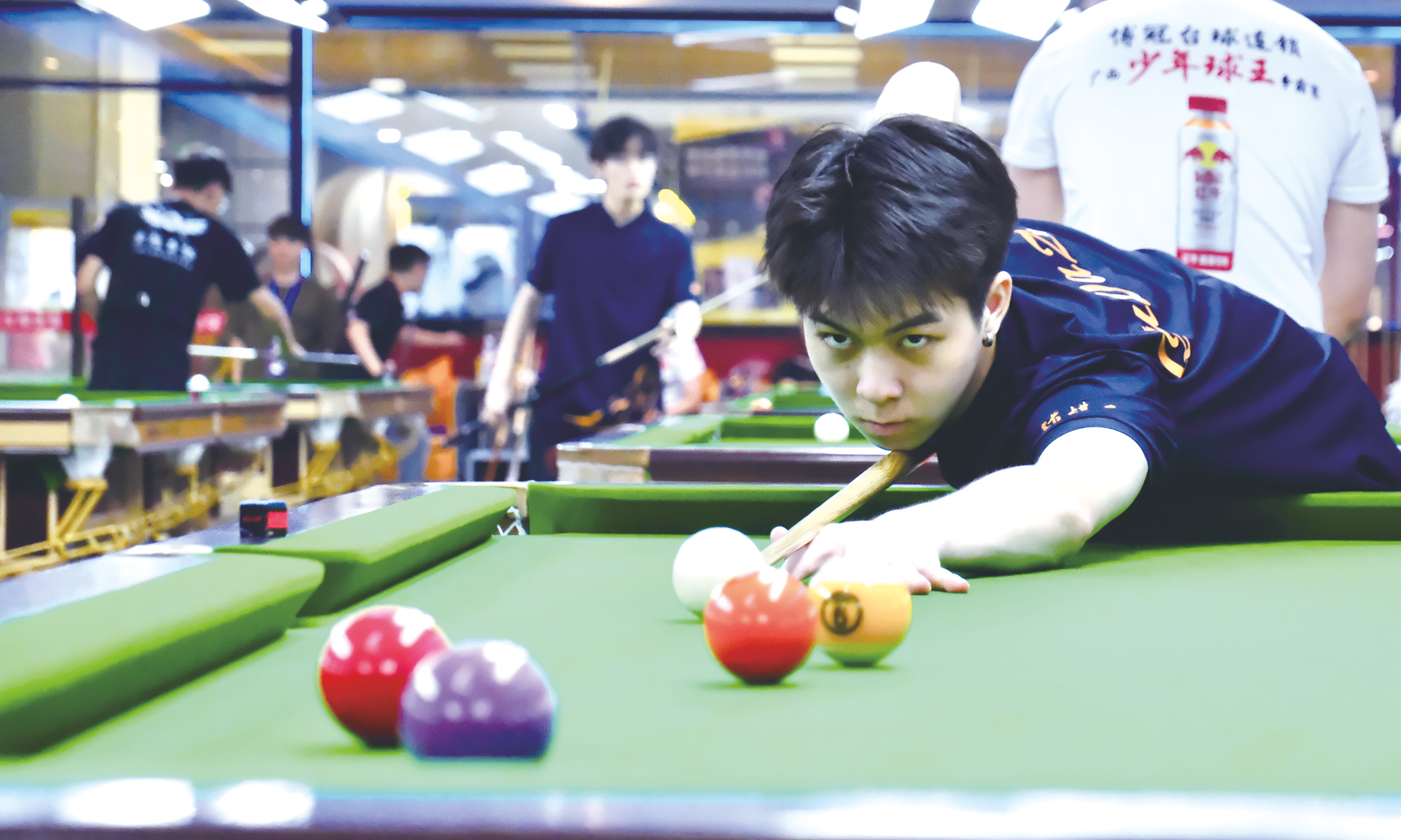 在世界赛场上获得过冠军的马海龙在比赛中击球 本报记者林显威摄本报