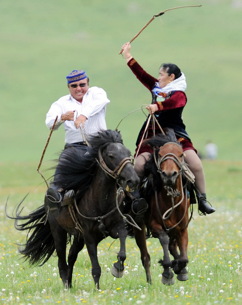 牧民进行"姑娘追",这是哈萨克族一种传统马上体育游戏.