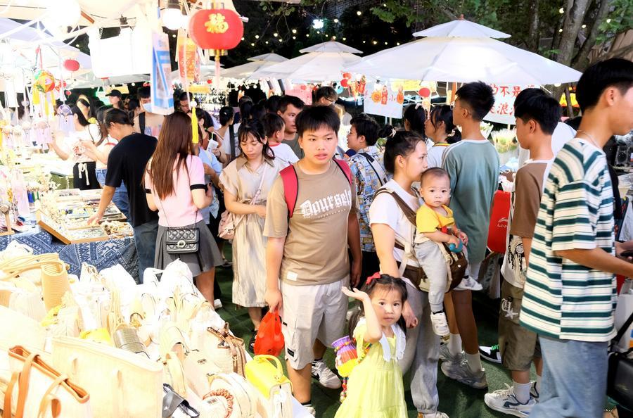 　　2023年10月，消费者在广西南宁市三街两巷游览。新华社记者 陆波岸 摄