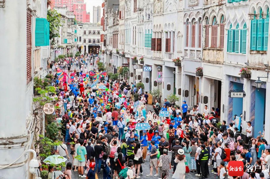 "五一"假期,海口骑楼老街人潮涌动.海口市旅文局供图