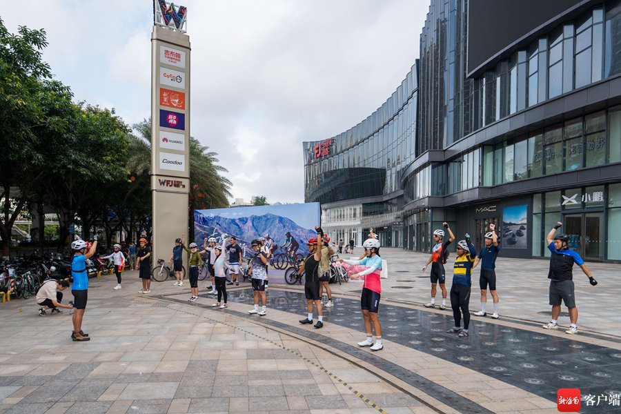 王府井海垦广场与南海网25周年"联名"骑行活动 20余名骑友组团感受"风
