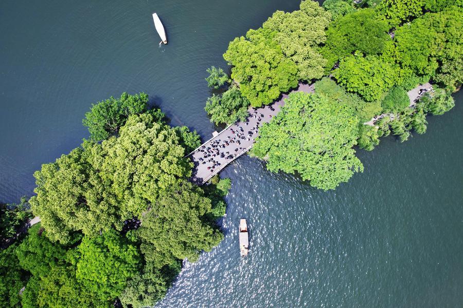 　　游人在杭州西湖游览（5月2日摄，无人机照片）。新华社发（龙巍摄）