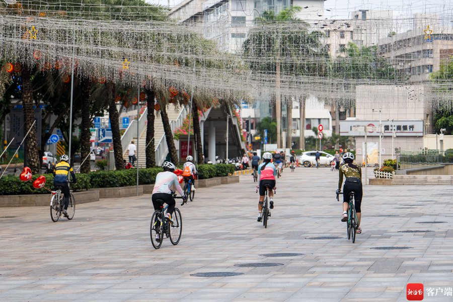 王府井海垦广场与南海网25周年"联名"骑行活动 20余名骑友组团感受"风