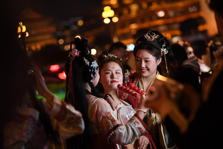 　　2月13日晚，来西安旅游的游客身穿汉服体验“夜游长安”。新华社记者 李一博 摄
