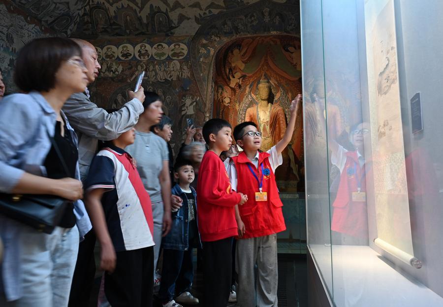 　　5月1日，“小小讲解员”在四川省内江市张大千博物馆为游客义务讲解。新华社发（唐明润 摄）