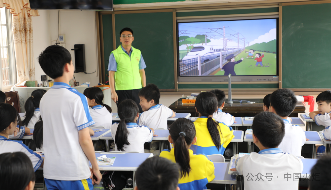 郑州局5月15日,在开封市百塔小学小广场上,郑州车务段关工委常务副