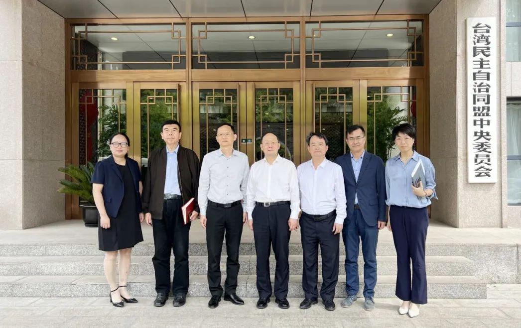 联络部副部长王若鲲,研究室副主任马宇鹏,闽南师范大学副校长张龙海