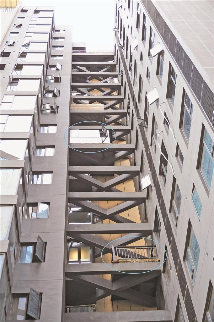 悬空梁上的私搭建筑物(上端为全封闭玻璃房,下端为半封闭式护栏平台).