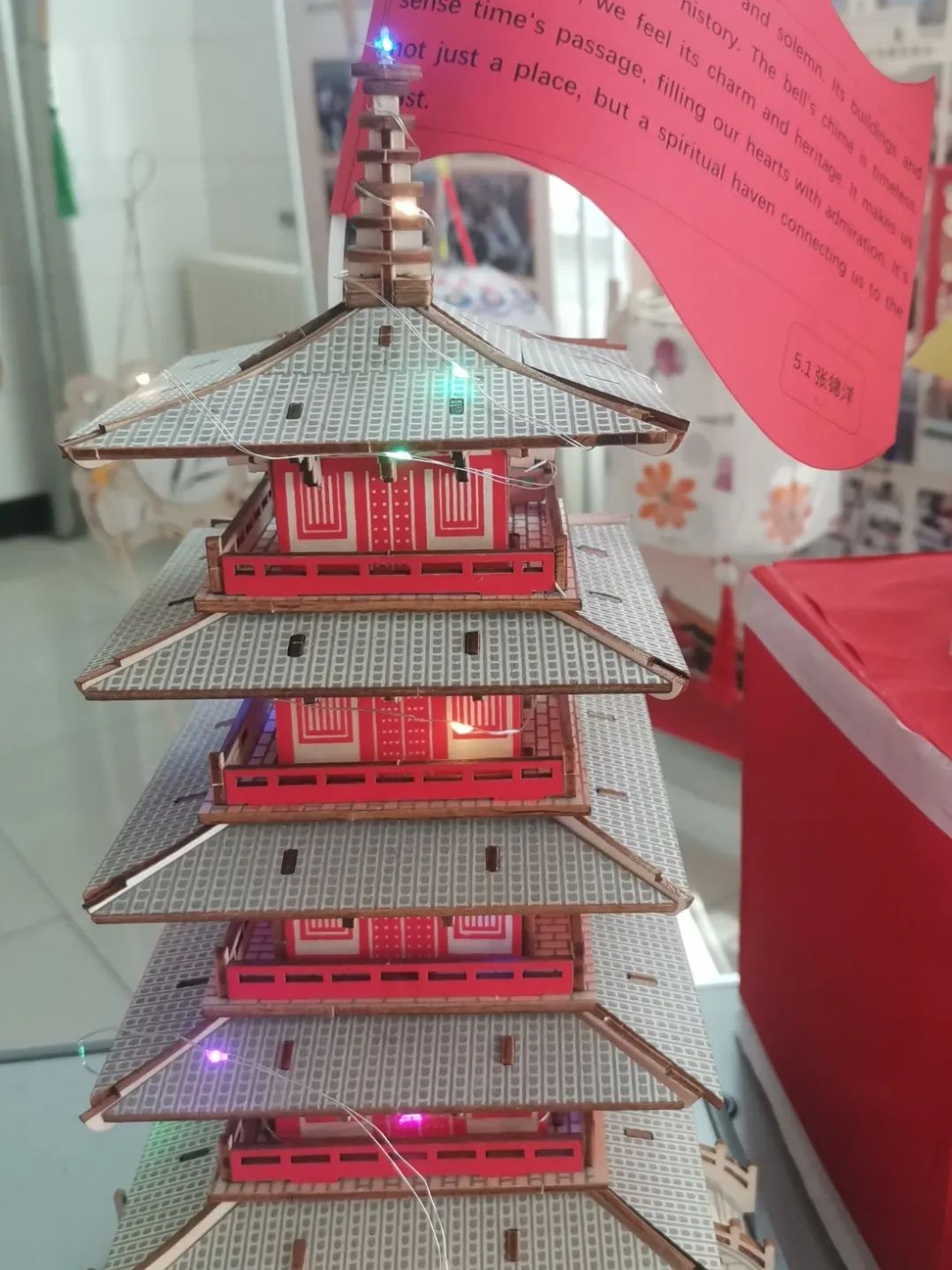 精心制作的美食模型,各式各样的的灯笼,团扇,水瓶画,龙舟,书签等等