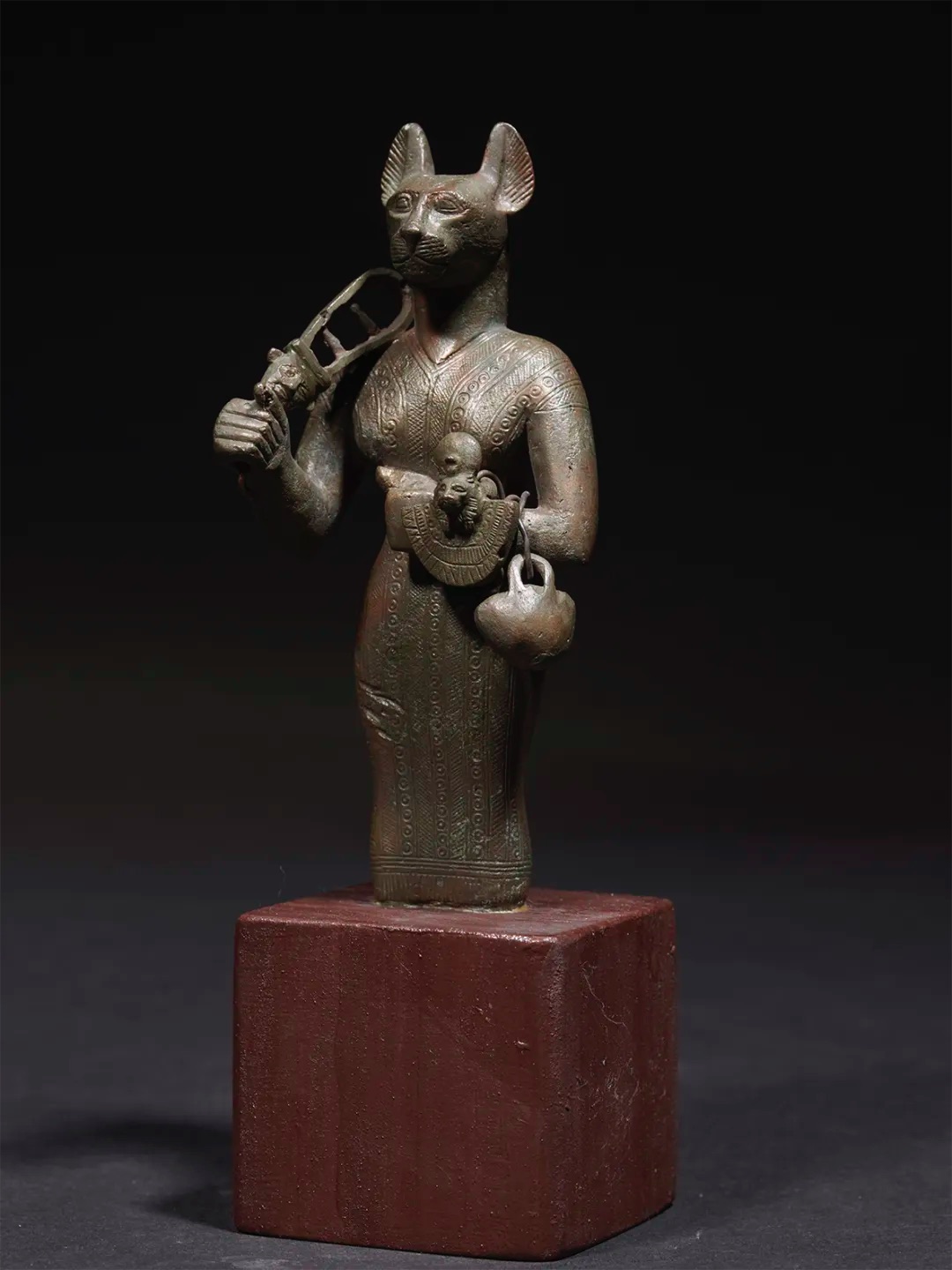 青铜猫首人身巴斯特像 后期埃及（公元前664-332年） 埃及国家博物馆