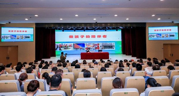 校长名师做客"书香康健大讲堂"  徐汇康健街道把优质的教育文化资源送