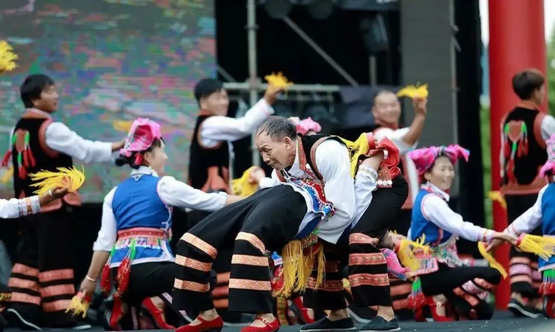 见过彝族的烟盒舞,才知男人腰的极限