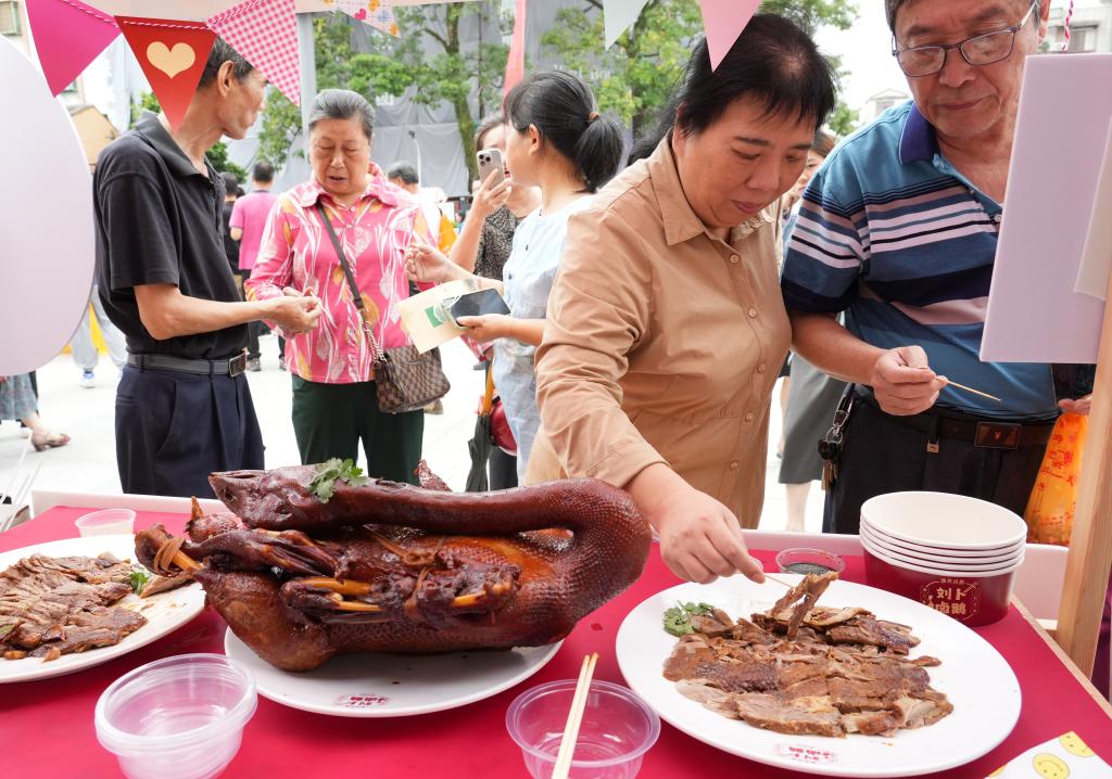 游客在潮州美食非遗集市体验美食。（黄春生 摄）