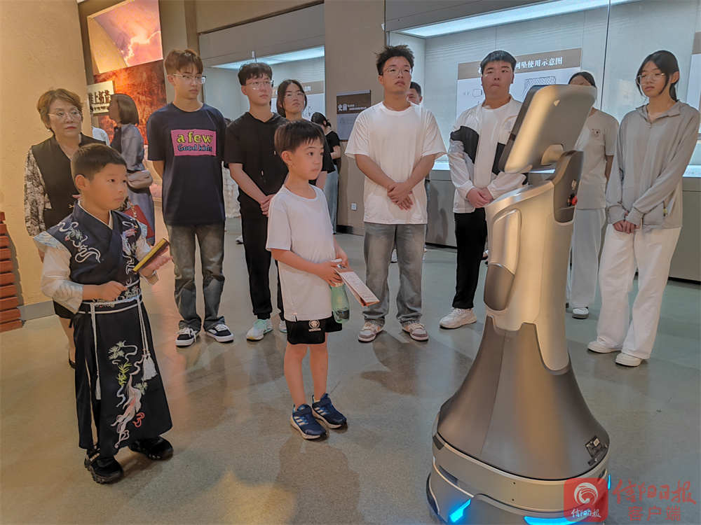 科技赋能中国旅游日 信阳博物馆机器人讲解员"小博"成新宠