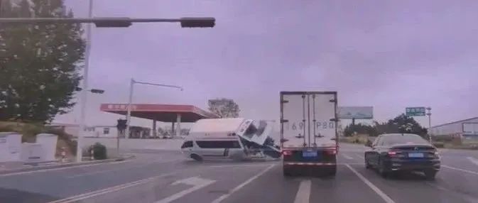 "救护车闯红灯被撞"致2死,责任如何划分?