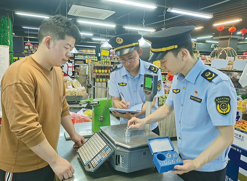 连日来，江西省于都县市场监管局持续开展电子计价秤专项执法检查。