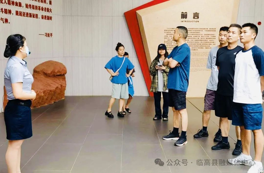 据介绍,本次活动通过安全员佩戴"旅游服务标兵"红色袖章上岗,向纪念碑
