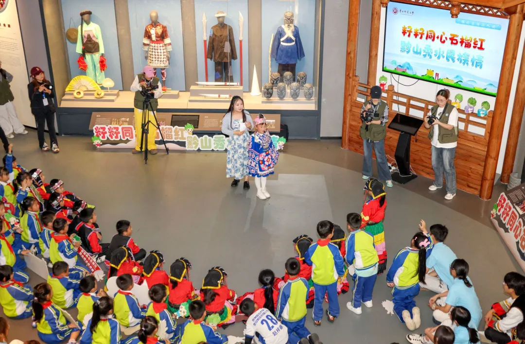 水族马尾绣是一门传承上千年的技艺,是水族独门手工刺绣绝活.