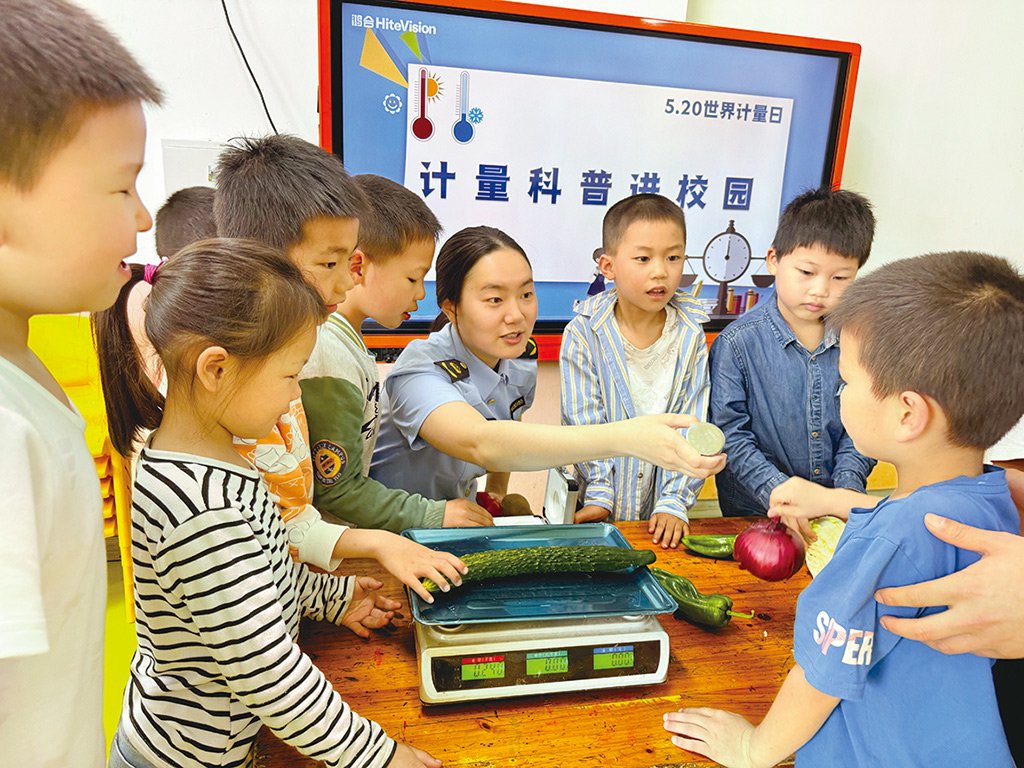 近日，重庆市铜梁区市场监管局工作人员走进校园，为孩子们带来一堂堂别开生面的计量知识科普课。