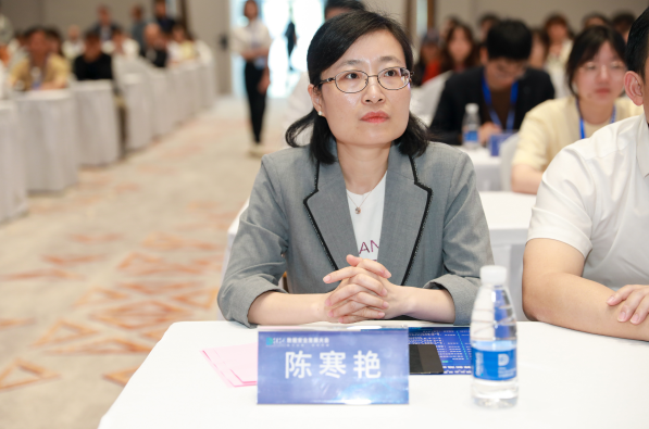 随后,瑞安市人民政府副市长陈寒艳发表致辞,强调智能计算在数字经济