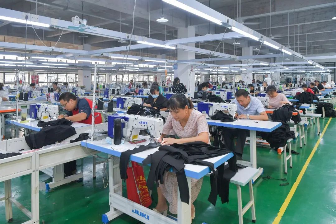 文|李莹编辑|余乐头图来源|视觉中国偌大的车间里,缝纫机一列列排开