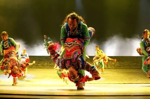 见过彝族的烟盒舞,才知男人腰的极限