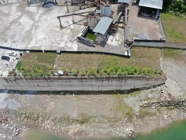 三坝溪港口“挖路复绿”整改。（督察组供图）