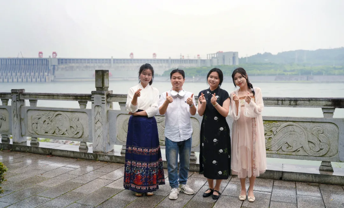 ▲游客在三峡大坝旅游区参加中国传统文化活动摄影：伍洋陈园园