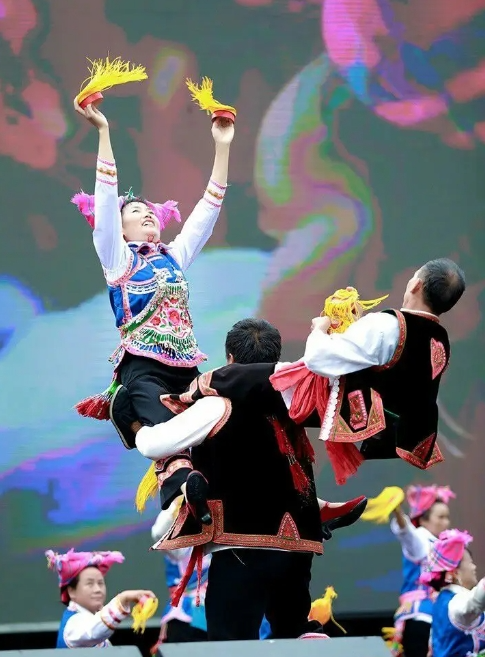 见过彝族的烟盒舞,才知男人腰的极限