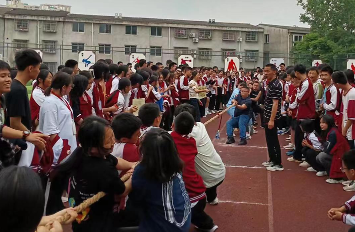 绵阳市开元中学初中部开展2024年春师生拔河比赛