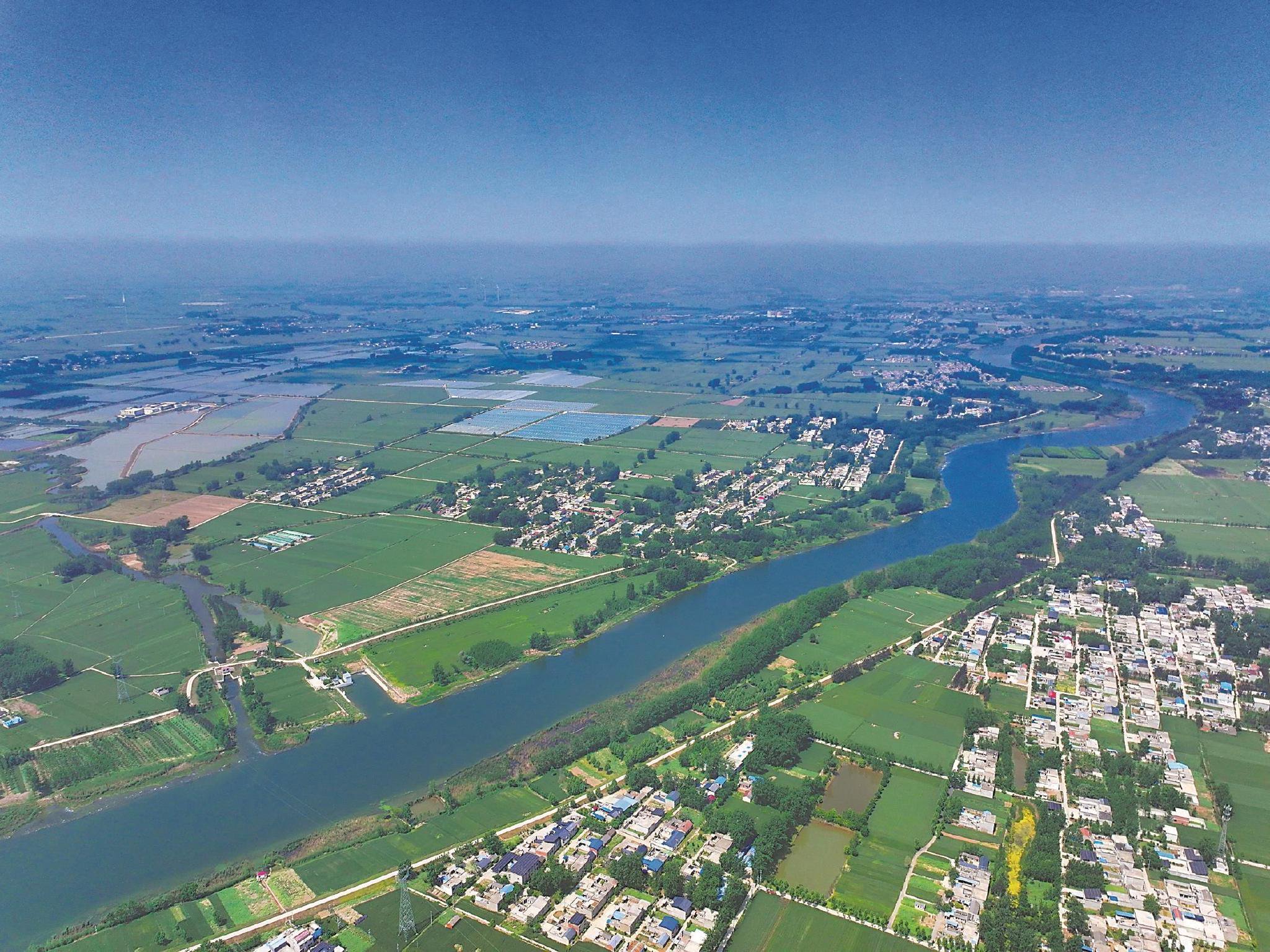 蒙城县岳坊镇戴尧村从涡河引水注入藕塘.