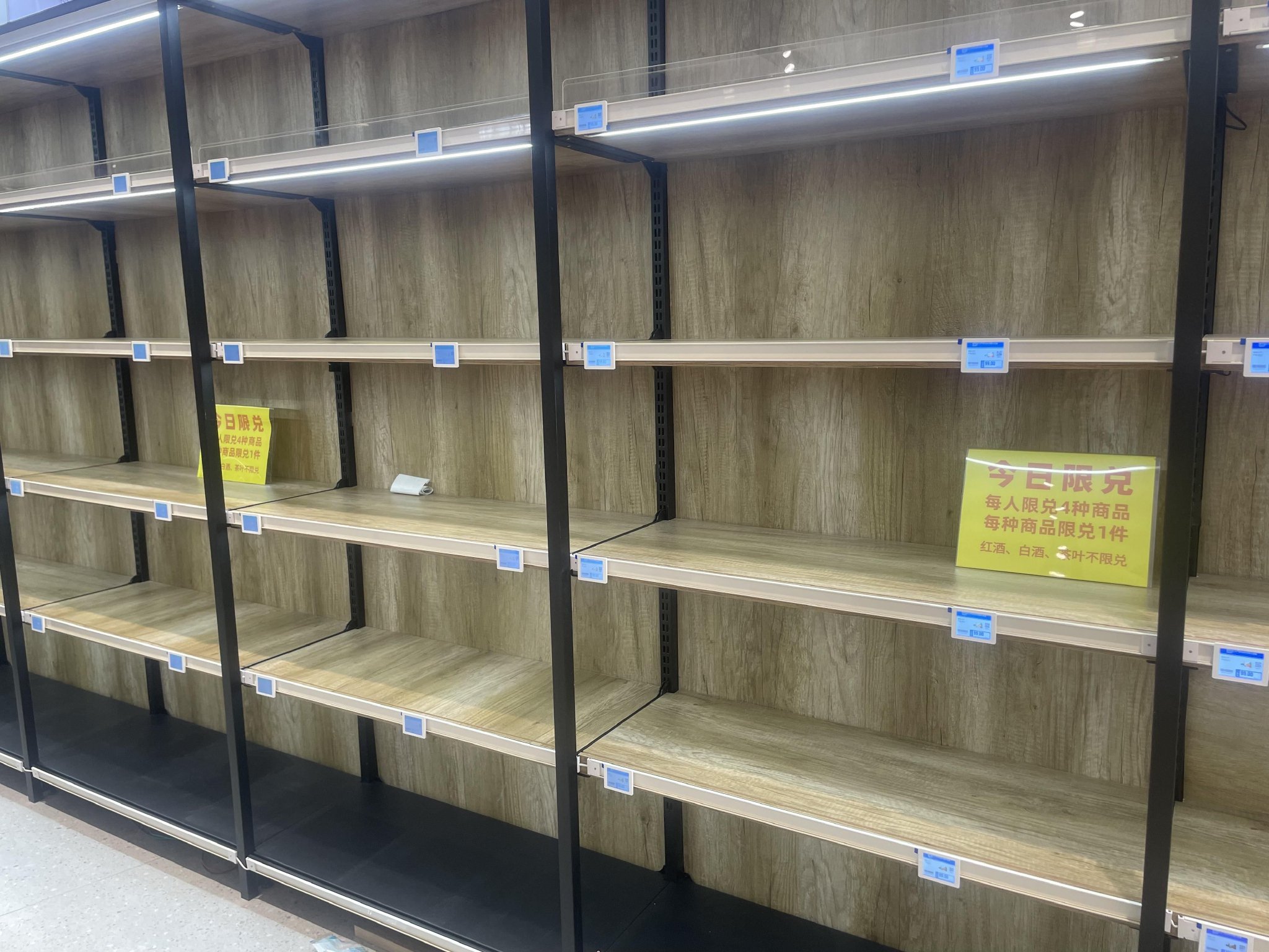 被拿空的货架.薛晶晶/摄